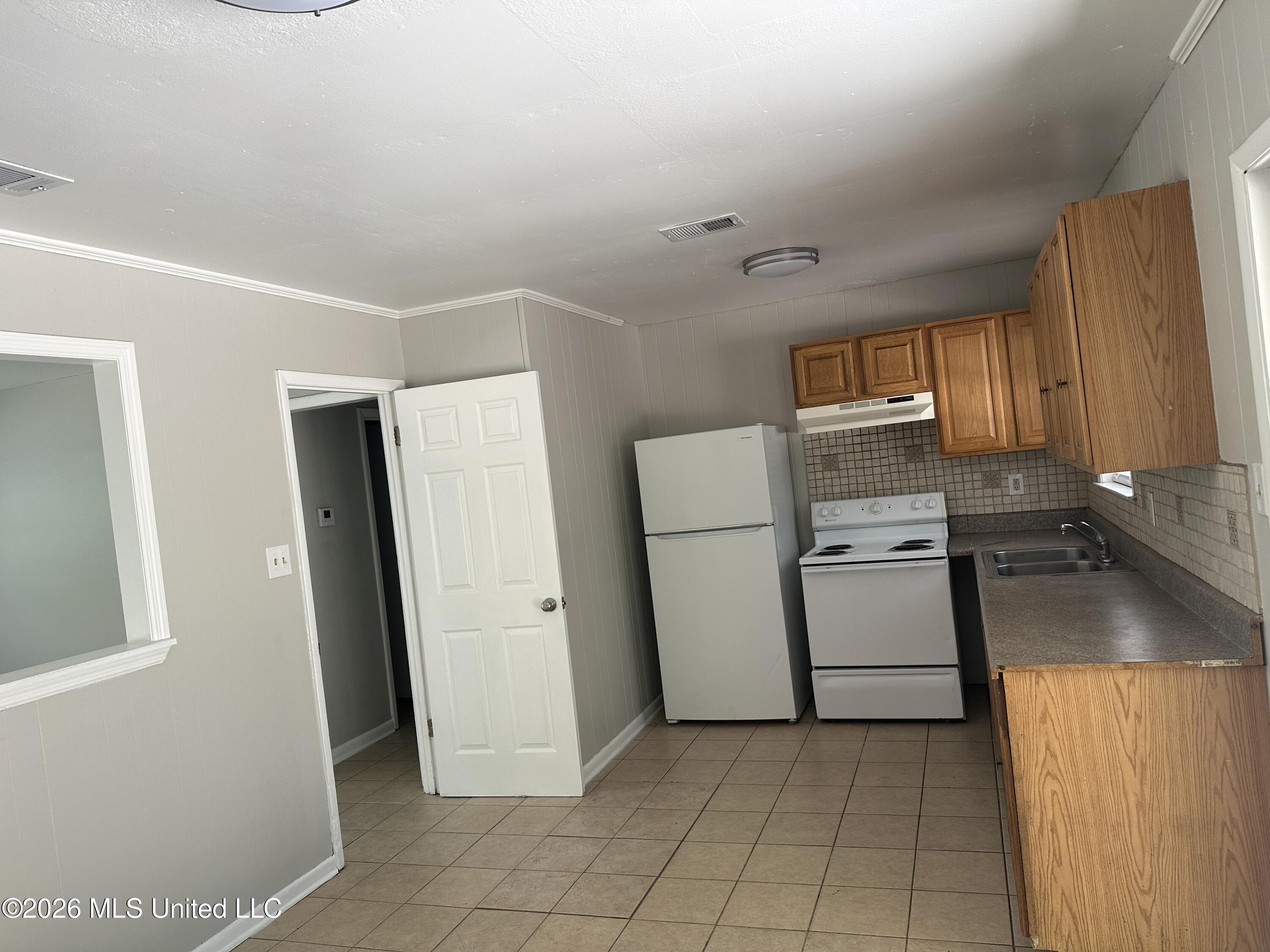 1700 Riverside Drive Gautier, MS 39553 - Photo 5 of 14 kitchen a