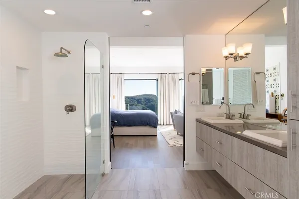 a en suite bathroom with a double vanity sink and mirror