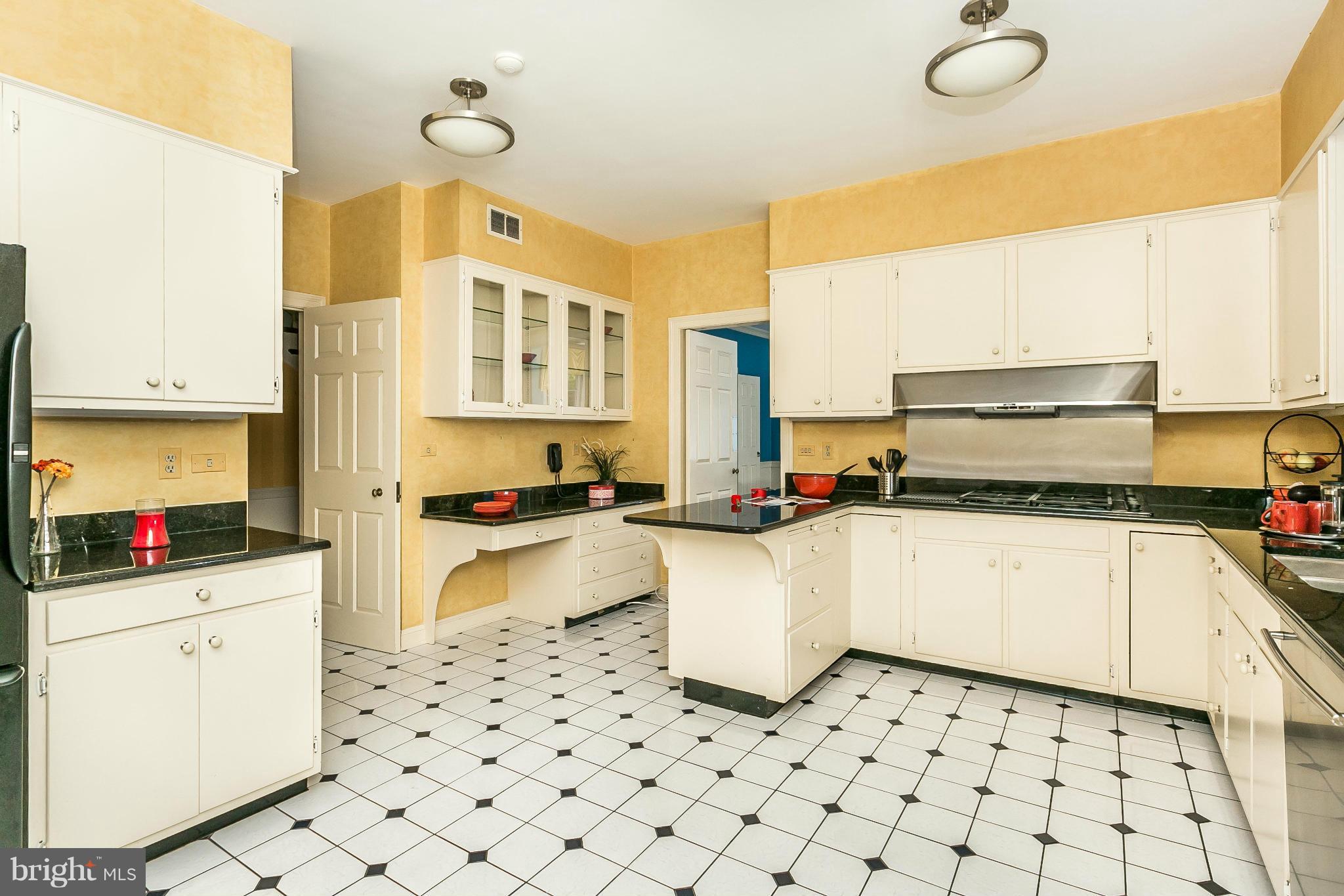 204 Churchwardens Road Baltimore, MD 21212 - Photo 13 of 29 Kitchen