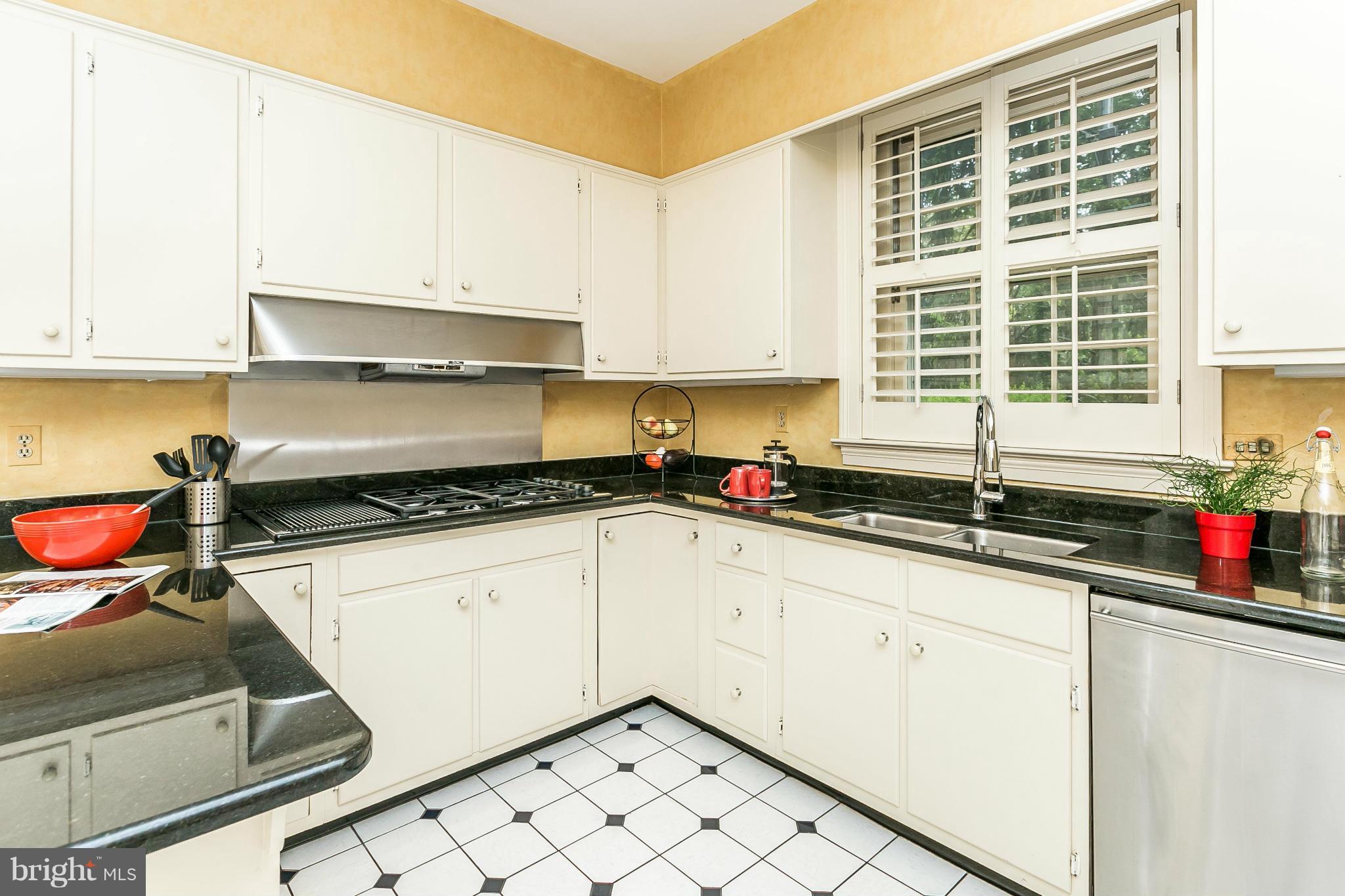 204 Churchwardens Road Baltimore, MD 21212 - Photo 14 of 29 Kitchen