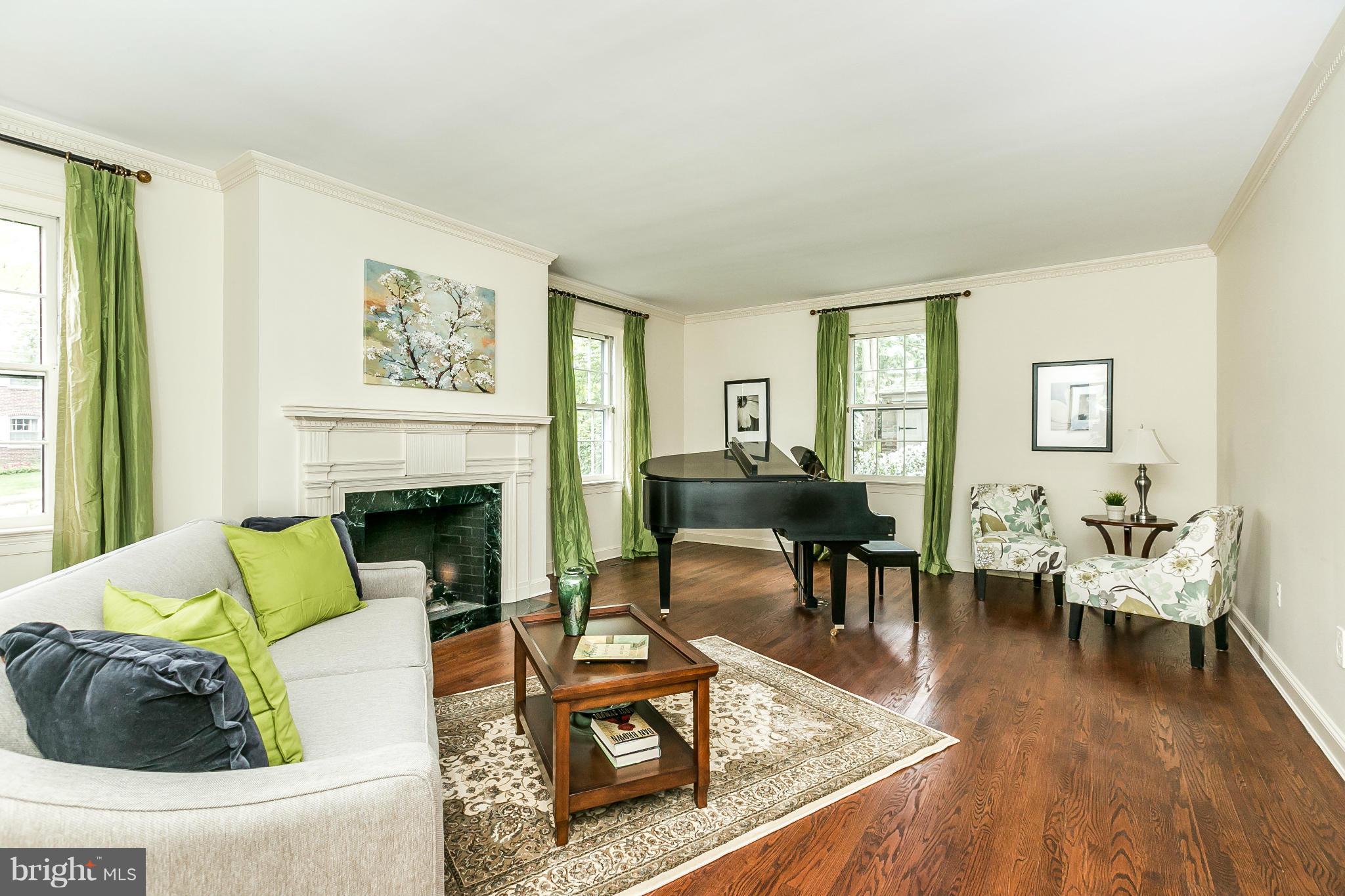 204 Churchwardens Road Baltimore, MD 21212 - Photo 4 of 29 Living Room