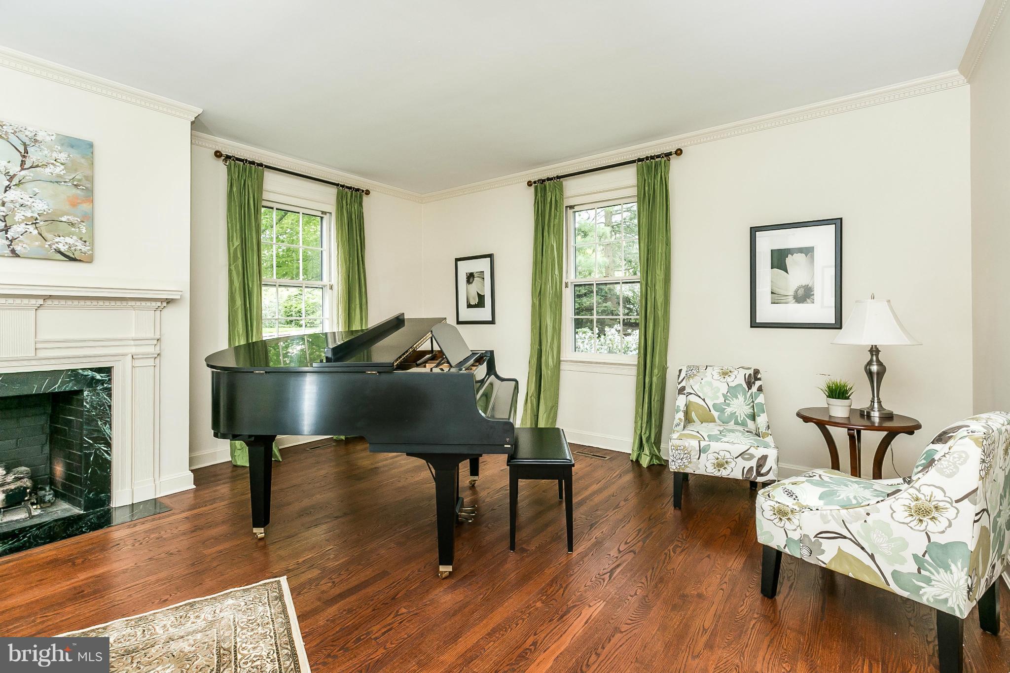 204 Churchwardens Road Baltimore, MD 21212 - Photo 5 of 29 Living Room