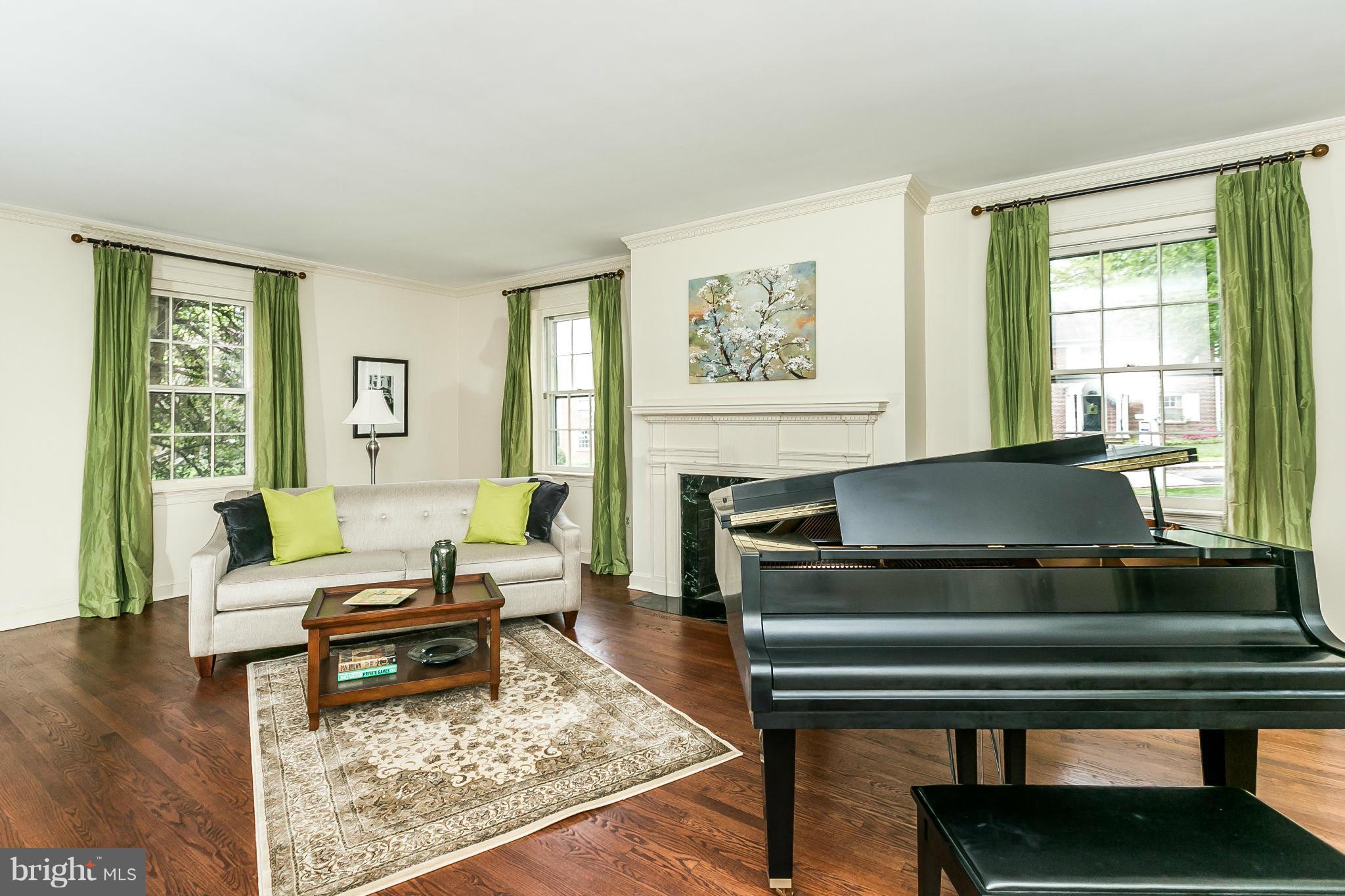 204 Churchwardens Road Baltimore, MD 21212 - Photo 6 of 29 Living Room
