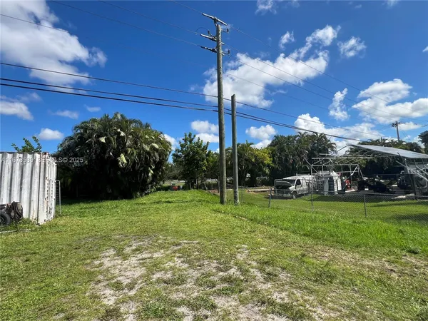a view of backyard with garden