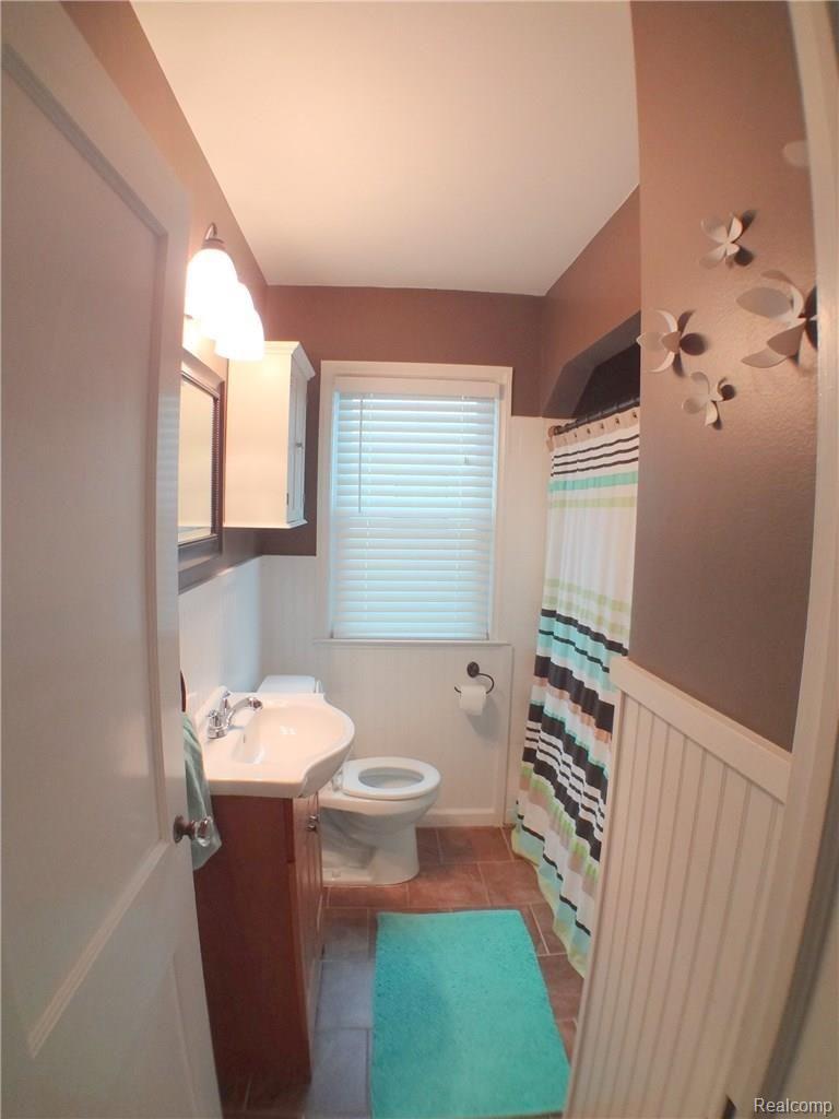 929 Cambridge Road Berkley, MI 48072 - Photo 13 of 18 13-92 Full Bath option for photo.JPG