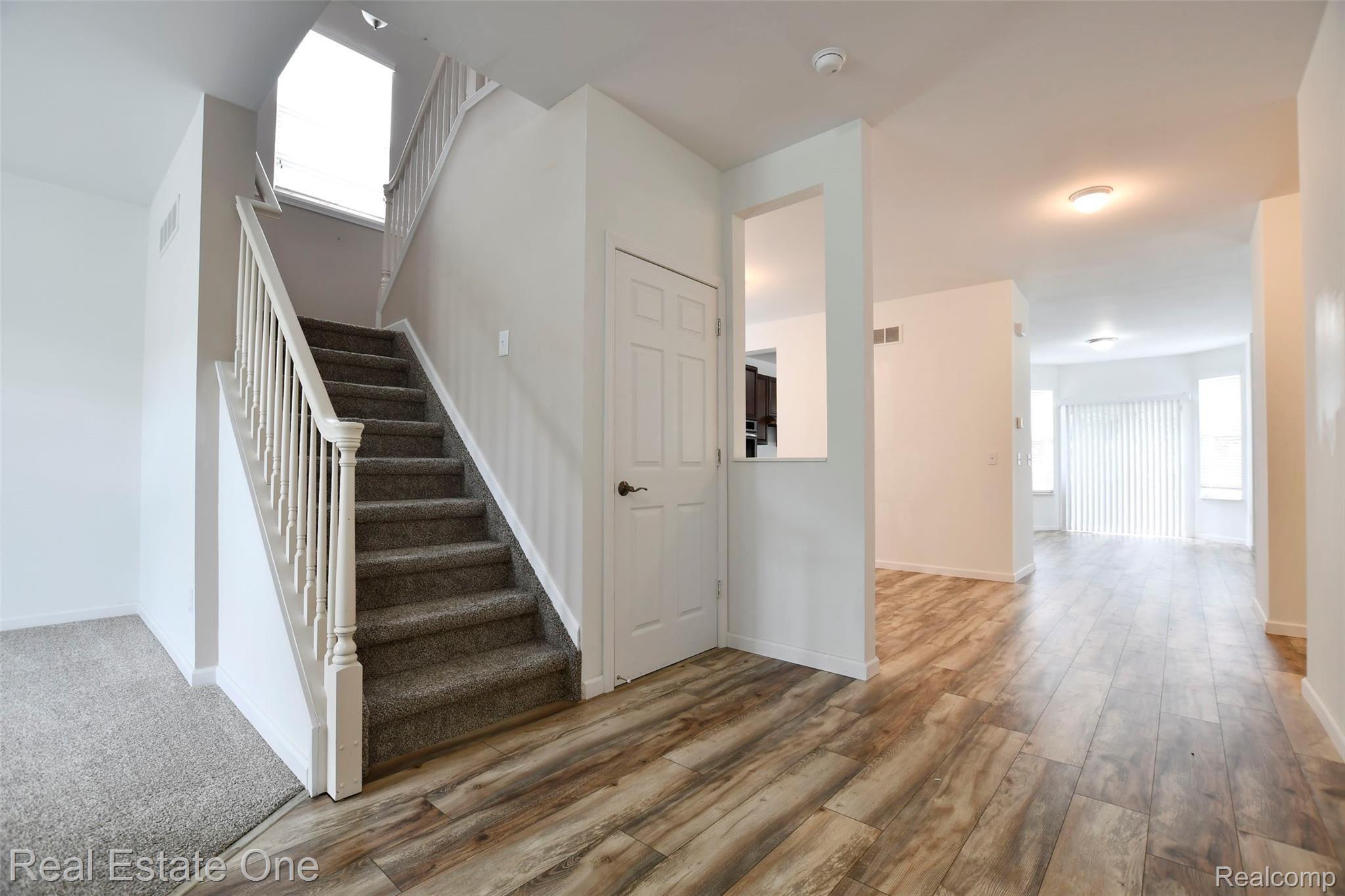 3202 Everett Drive Rochester, MI 48307 - Photo 3 of 28 Hall Way and stairs.jpg