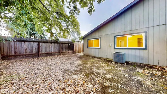 a view of a backyard