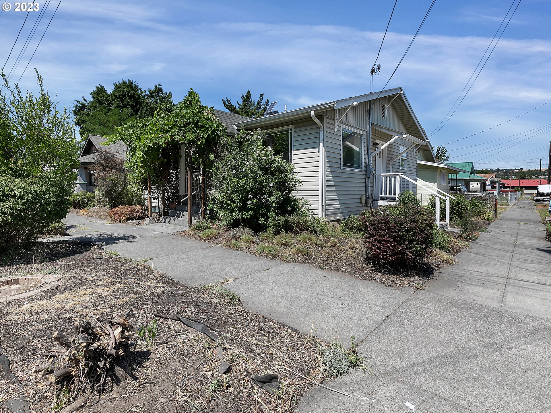 201 Southwest Hailey Avenue Pendleton, OR 97801 - Photo 34 of 35 a front view of a house with garden