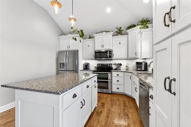 $669,000 | 5199 Southeast Fox Run Road, Lathrop, MO 64465