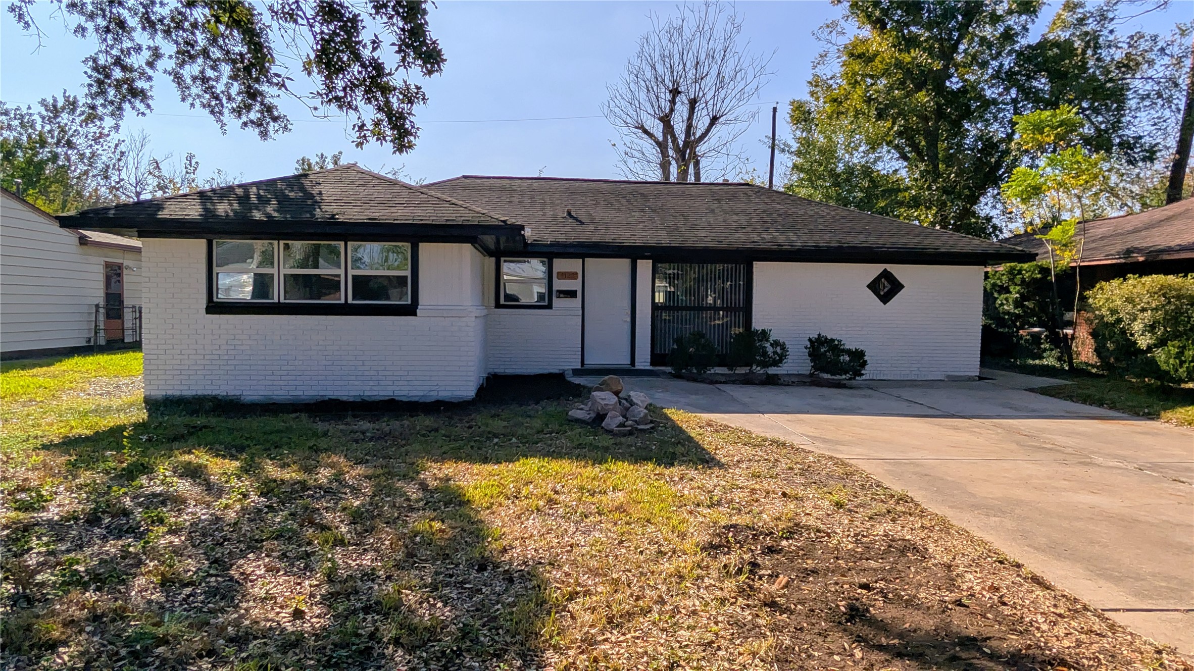 a view of a house with backyard and sitting area