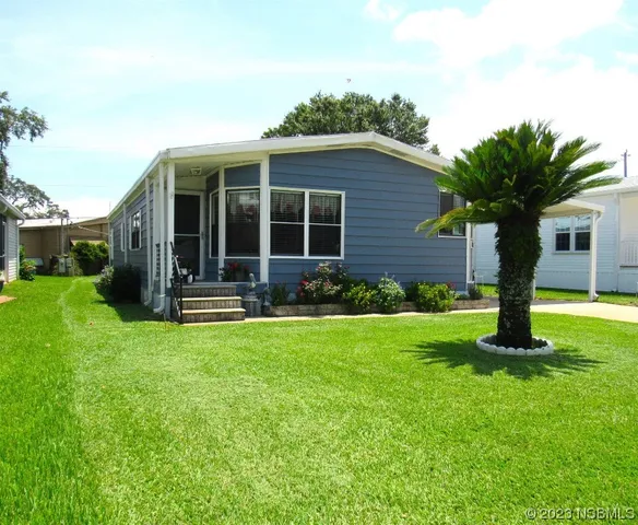 a front view of house with yard and garage
