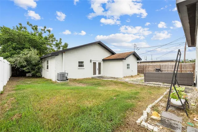 a view of a backyard