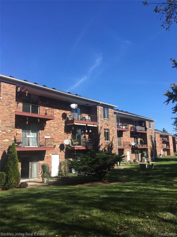 515 West Highland Road, Unit E10 Howell, MI 48855 - Photo 3 of 17