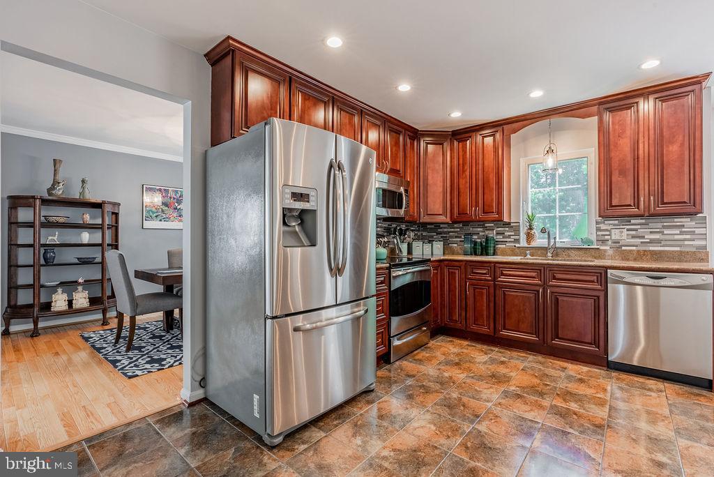 9629 Utica Place Springdale, MD 20721 - Photo 14 of 50 Kitchen with stainless steel appliances