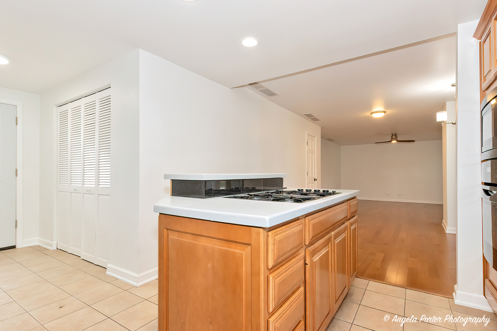 7 Manor Road Lake Zurich, IL 60047 - Photo 11 of 27 a kitchen with a stove and a refrigerator