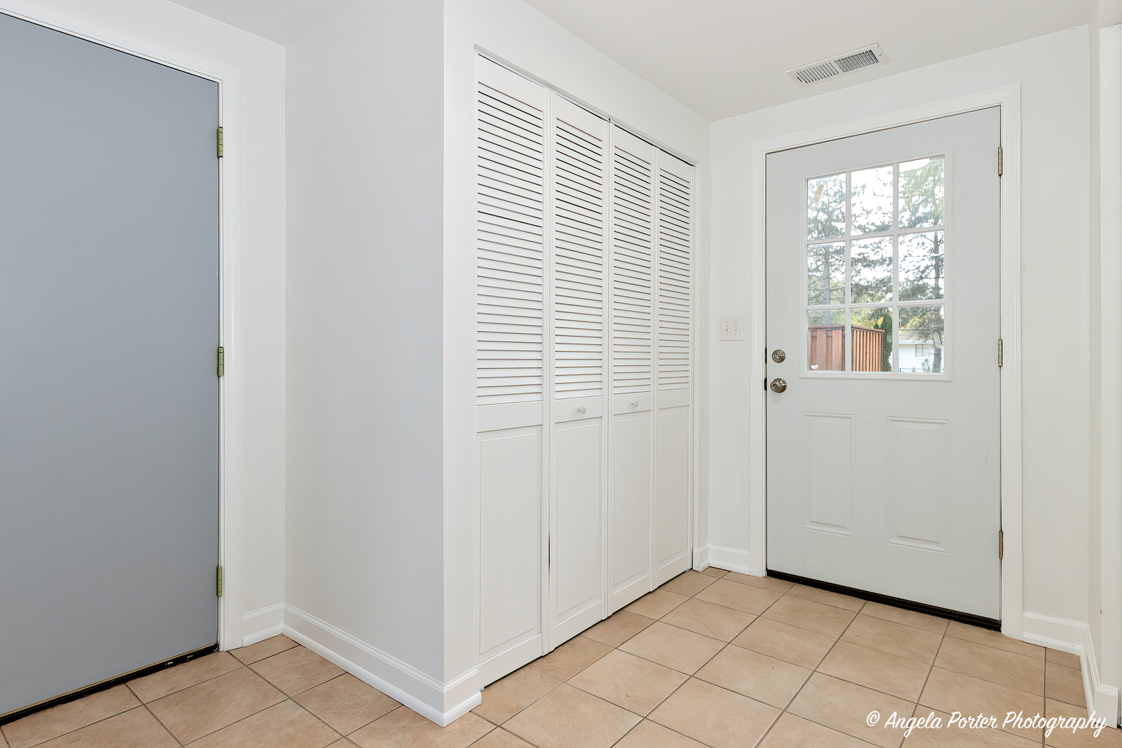 7 Manor Road Lake Zurich, IL 60047 - Photo 15 of 27 a view of an empty room with window