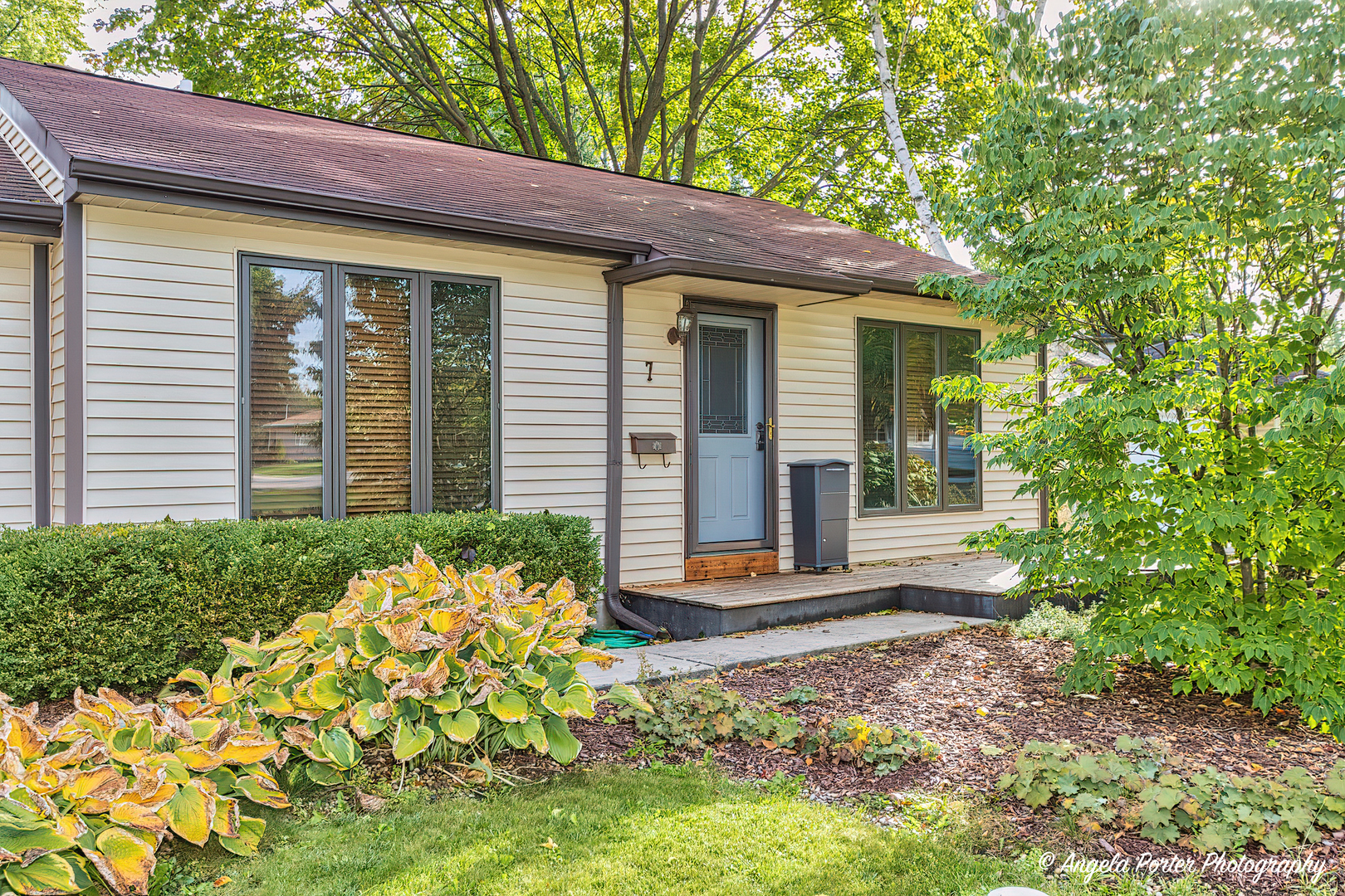 7 Manor Road Lake Zurich, IL 60047 - Photo 3 of 27 a front view of a house with garden