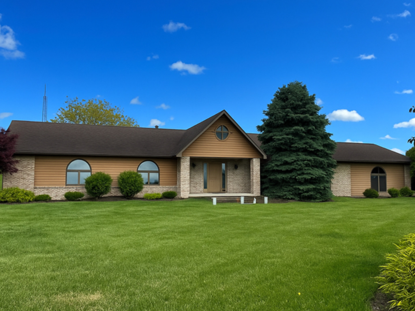 1975 West Minooka Road Morris, IL 60450 - Photo 1 of 6 a front view of a house with a yard