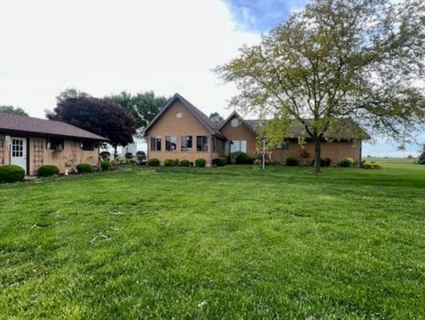 1975 West Minooka Road Morris, IL 60450 - Photo 5 of 6 a view of a house with a yard
