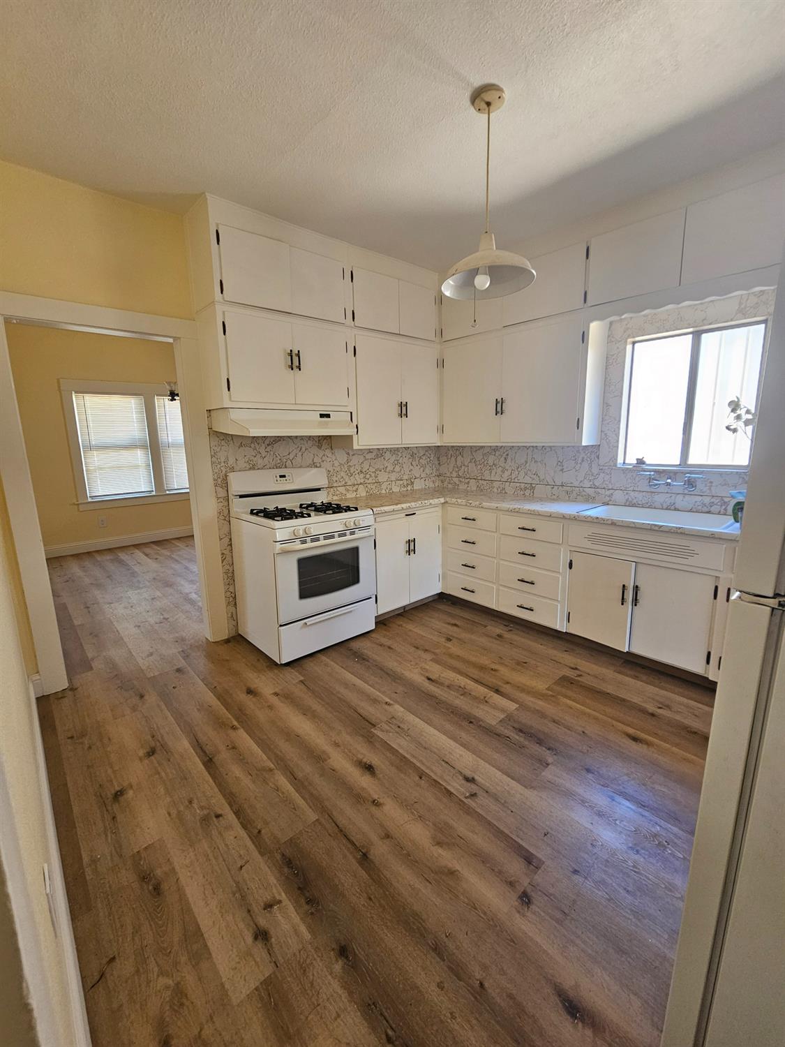 718 6th Street Modesto, CA 95354 - Photo 4 of 54