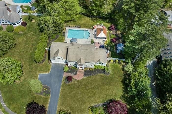 17 Roxanne Road Pembroke, MA 02359 - Photo 1 of 41 Gallery Image 1