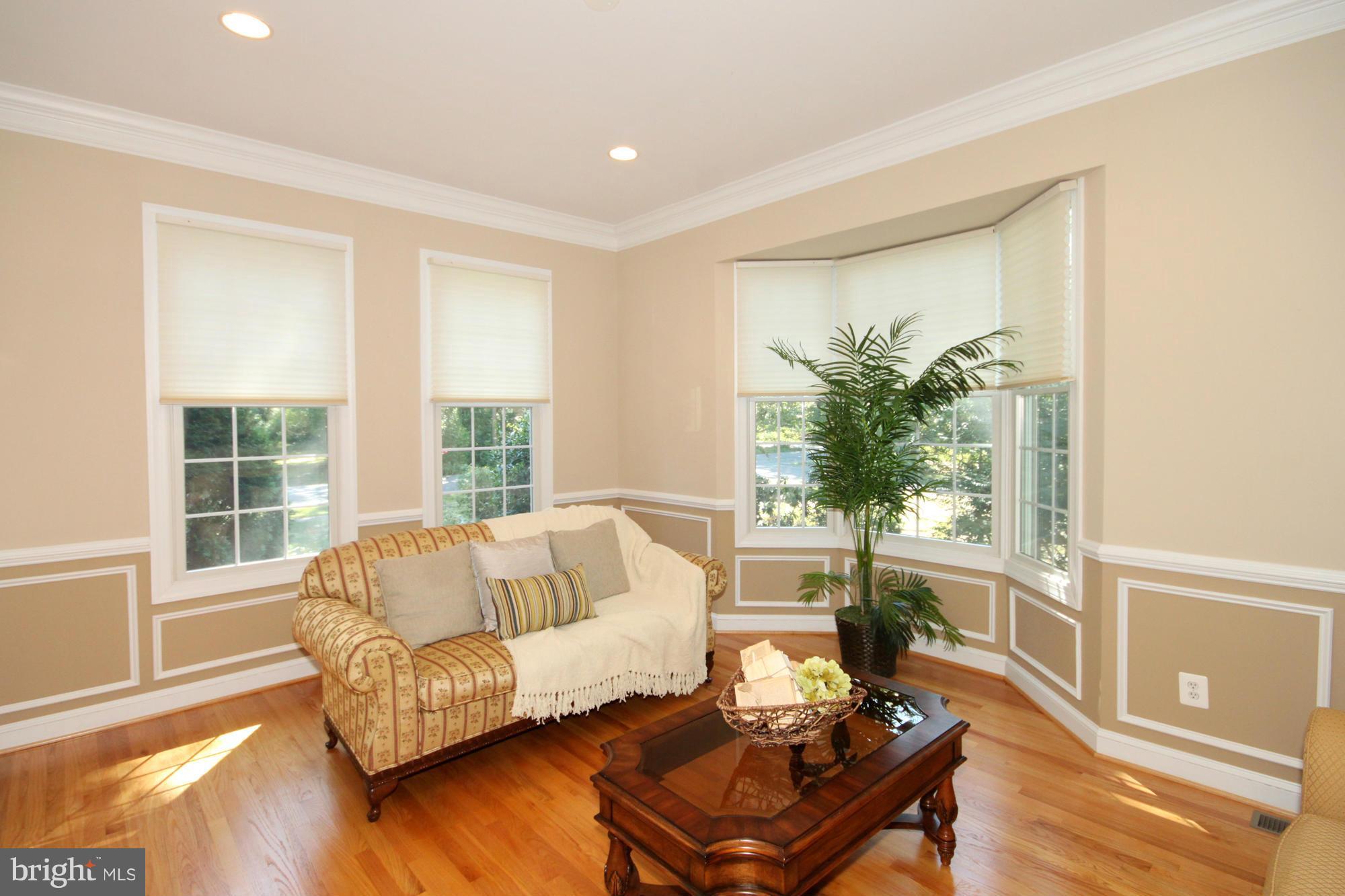 4048 Hunt Road Fairfax, VA 22032 - Photo 3 of 30 Living Room