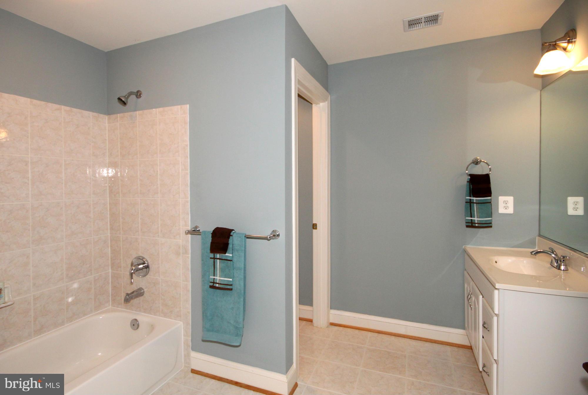 4048 Hunt Road Fairfax, VA 22032 - Photo 22 of 30 Bath