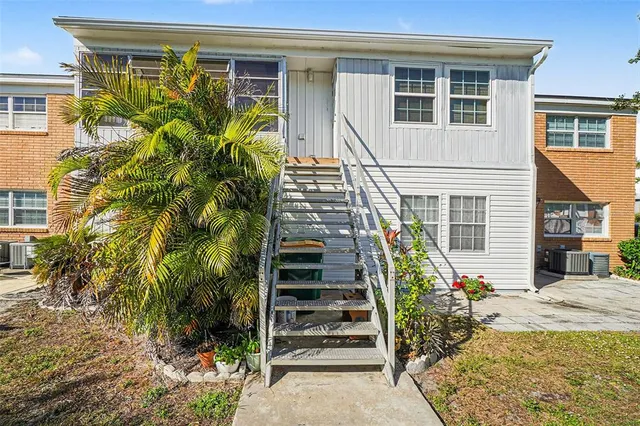 a picture of a wall with a white wall and a white wall