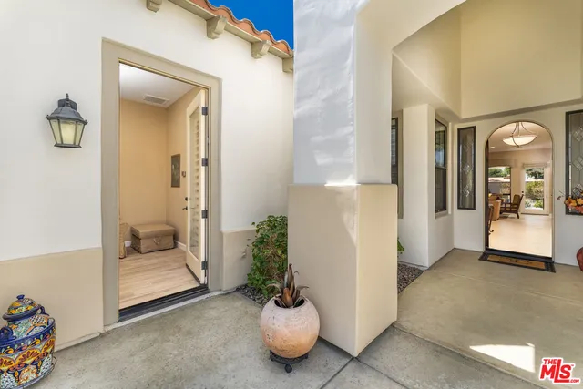 a view of livingroom with furniture