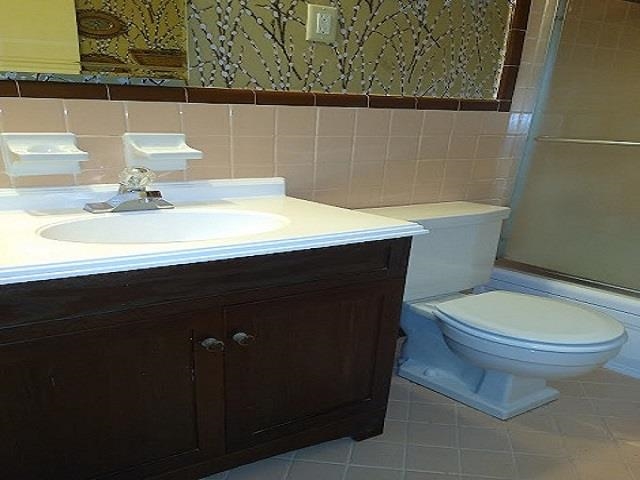 1435 East Holmes Road Memphis, TN 38116 - Photo 12 of 25 a bathroom with a sink toilet and mirror