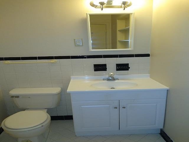 1435 East Holmes Road Memphis, TN 38116 - Photo 14 of 25 a bathroom with a toilet sink and mirror