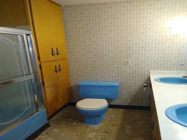 1435 East Holmes Road Memphis, TN 38116 - Photo 20 of 25 a bathroom with a toilet and a sink