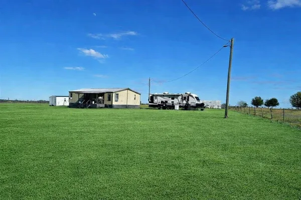 a view of an house with backyard