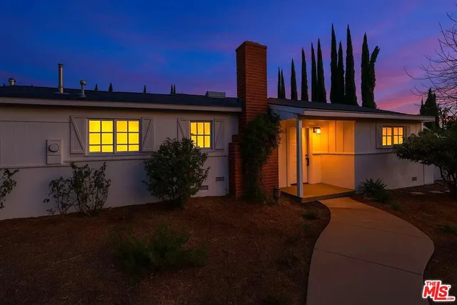 $1,100,000 | 7716 Owensmouth Avenue, Canoga Park, CA 91304