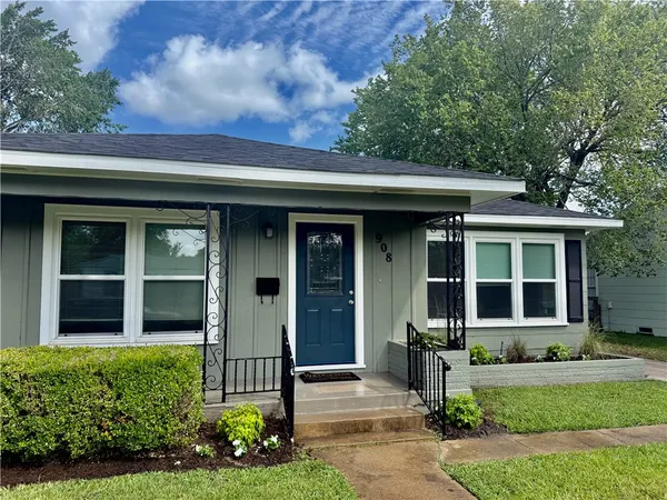 $1,860 | 908 North Avenue, Bryan, TX 77802
