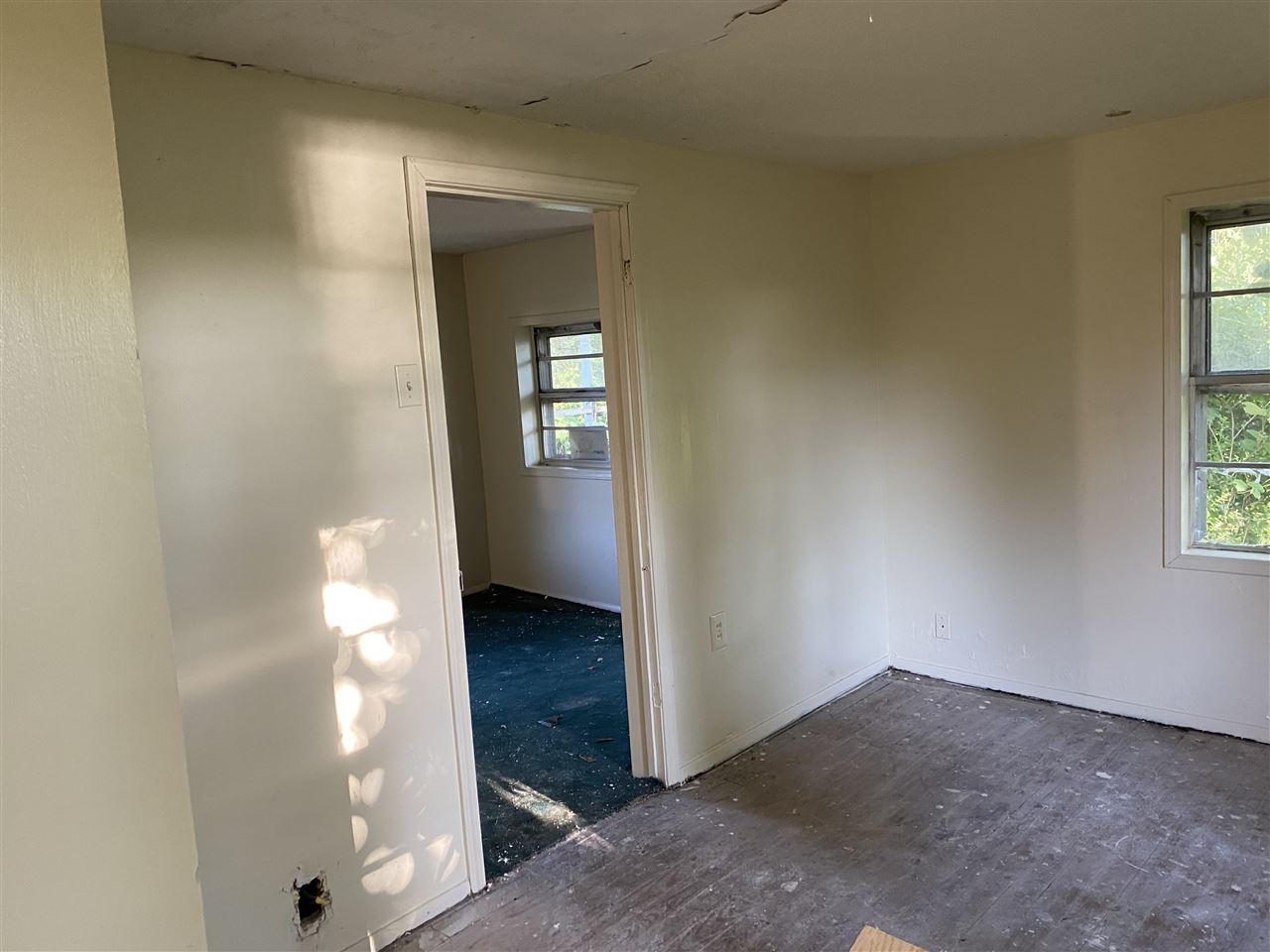 1486 Longcrest Road Memphis, TN 38109 - Photo 12 of 25 an empty room that has a window in it