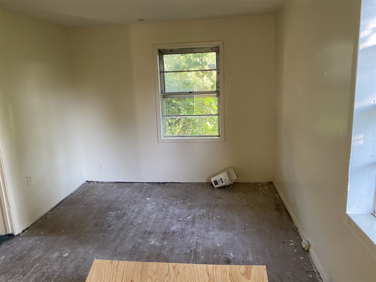 1486 Longcrest Road Memphis, TN 38109 - Photo 13 of 25 an empty room with a window