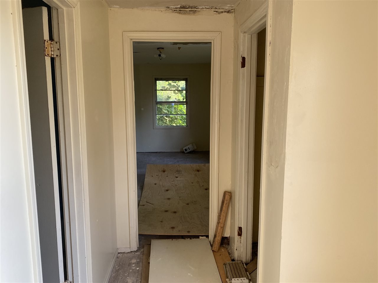 1486 Longcrest Road Memphis, TN 38109 - Photo 15 of 25 a view of a hallway with a closet