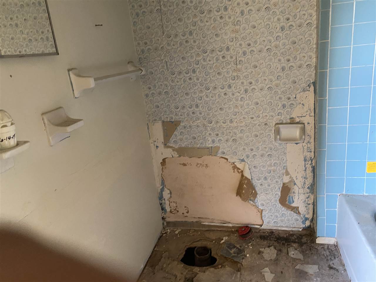1486 Longcrest Road Memphis, TN 38109 - Photo 17 of 25 a bathroom with a bathtub