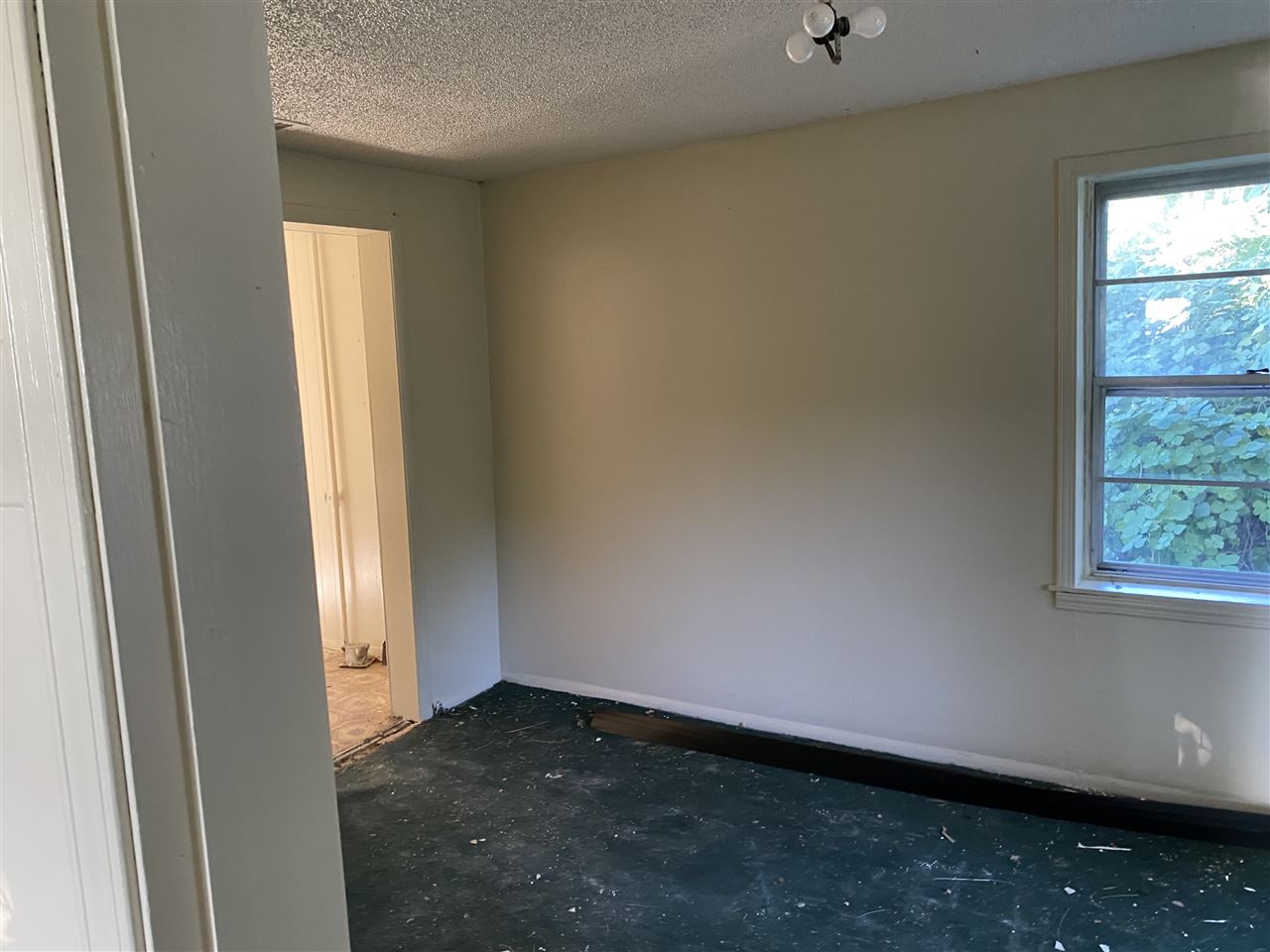 1486 Longcrest Road Memphis, TN 38109 - Photo 18 of 25 a view of an empty room and window
