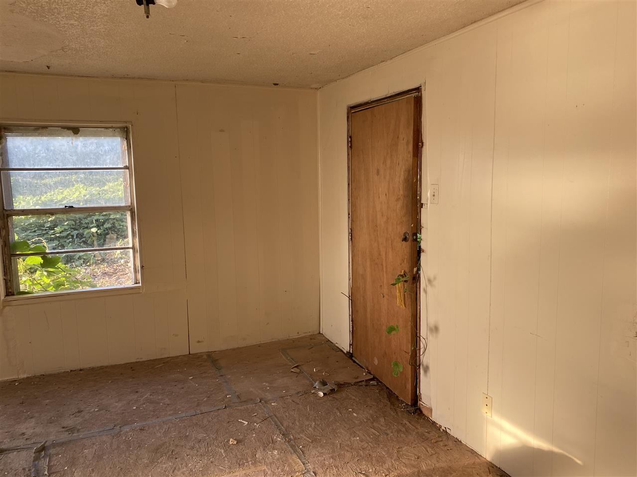 1486 Longcrest Road Memphis, TN 38109 - Photo 20 of 25 an empty room with windows