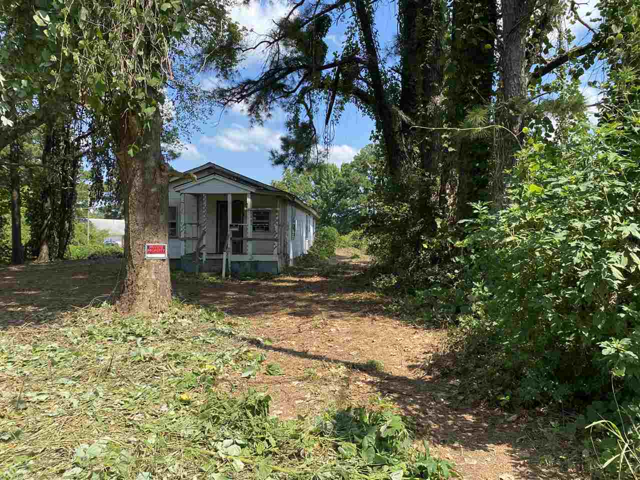 1486 Longcrest Road Memphis, TN 38109 - Photo 2 of 25 a backyard of a house with lots of green space