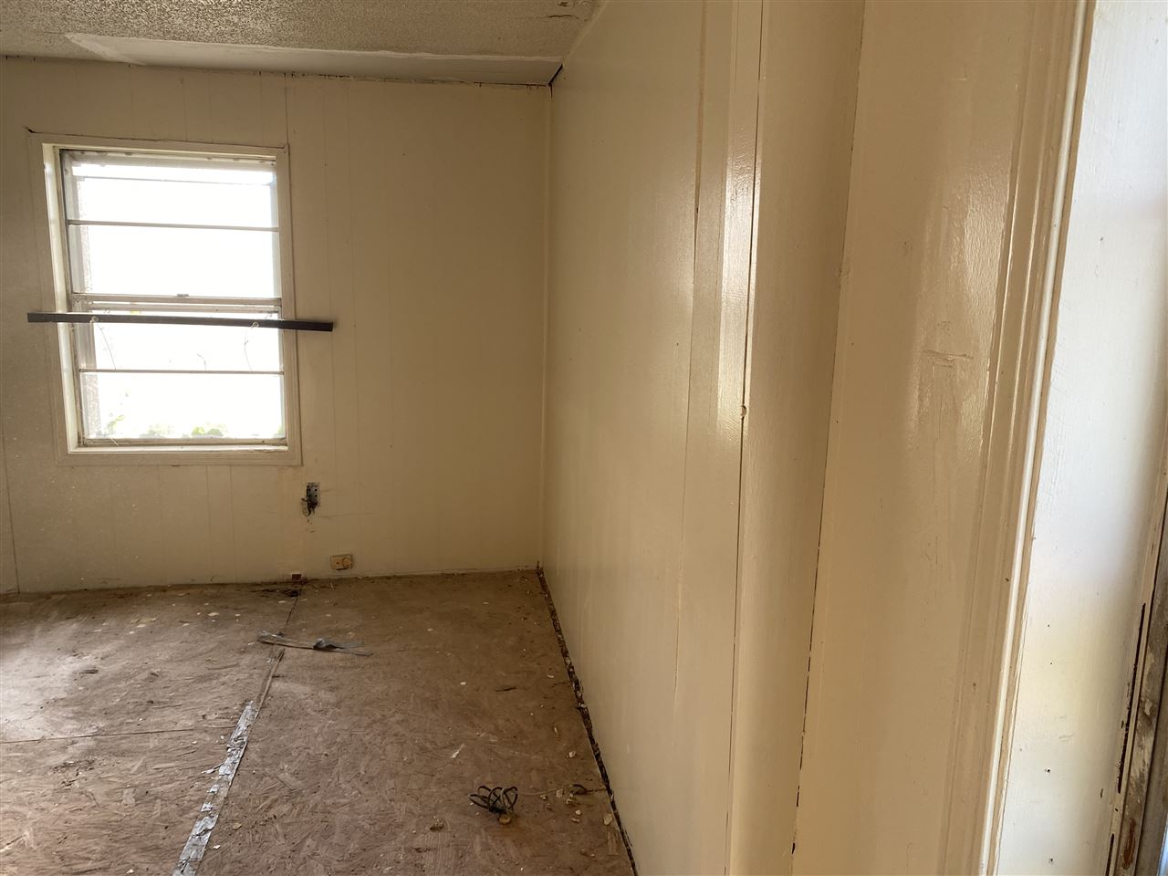 1486 Longcrest Road Memphis, TN 38109 - Photo 21 of 25 a view of an empty room with a window