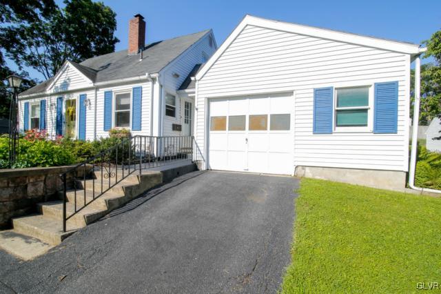 981 Juniper Road Hellertown, PA 18055 - Photo 3 of 33 Gallery Image 3