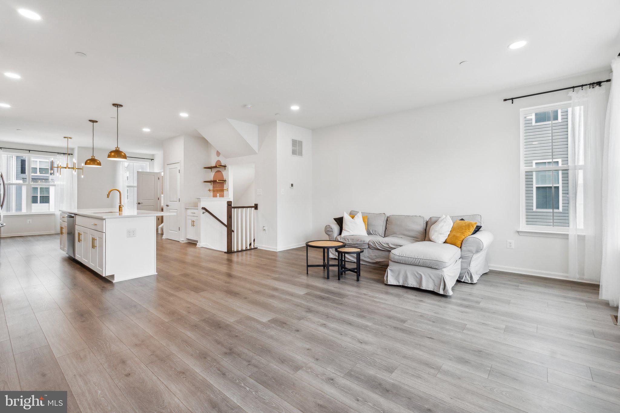 1536 Hudson View Road Essex, MD 21221 - Photo 6 of 34 Living Room
