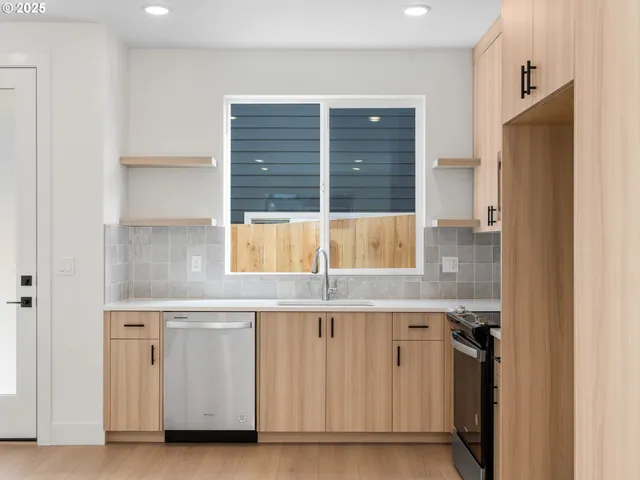 $399,900 | 1664 Southeast Umatilla Street, Unit 5, Portland, OR 97202