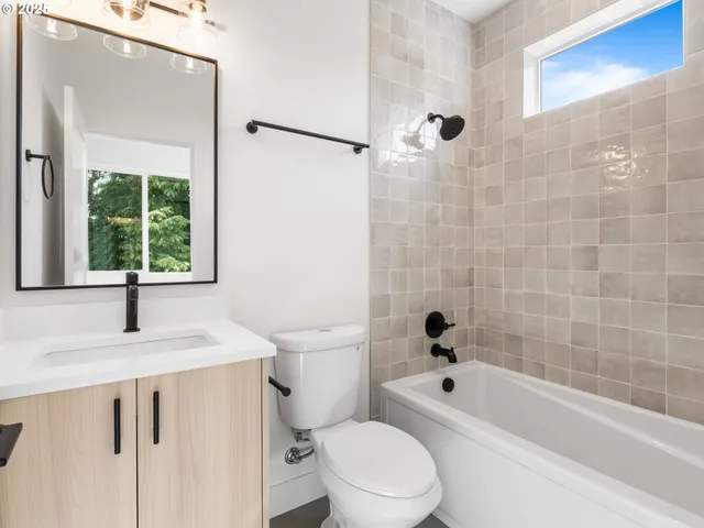 $399,900 | 1664 Southeast Umatilla Street, Unit 5, Portland, OR 97202