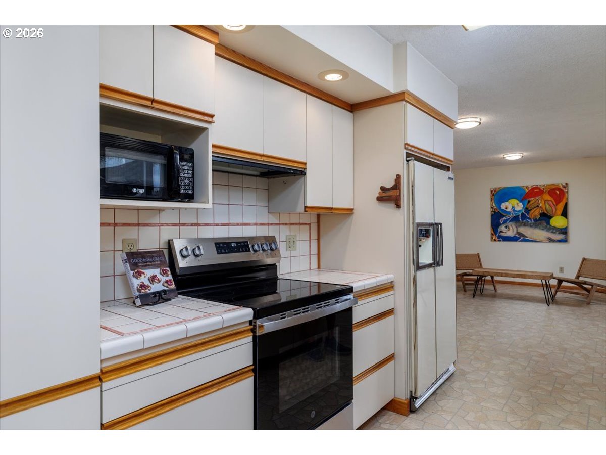 5395 Southwest 184th Avenue Beaverton, OR 97078 - Photo 11 of 40