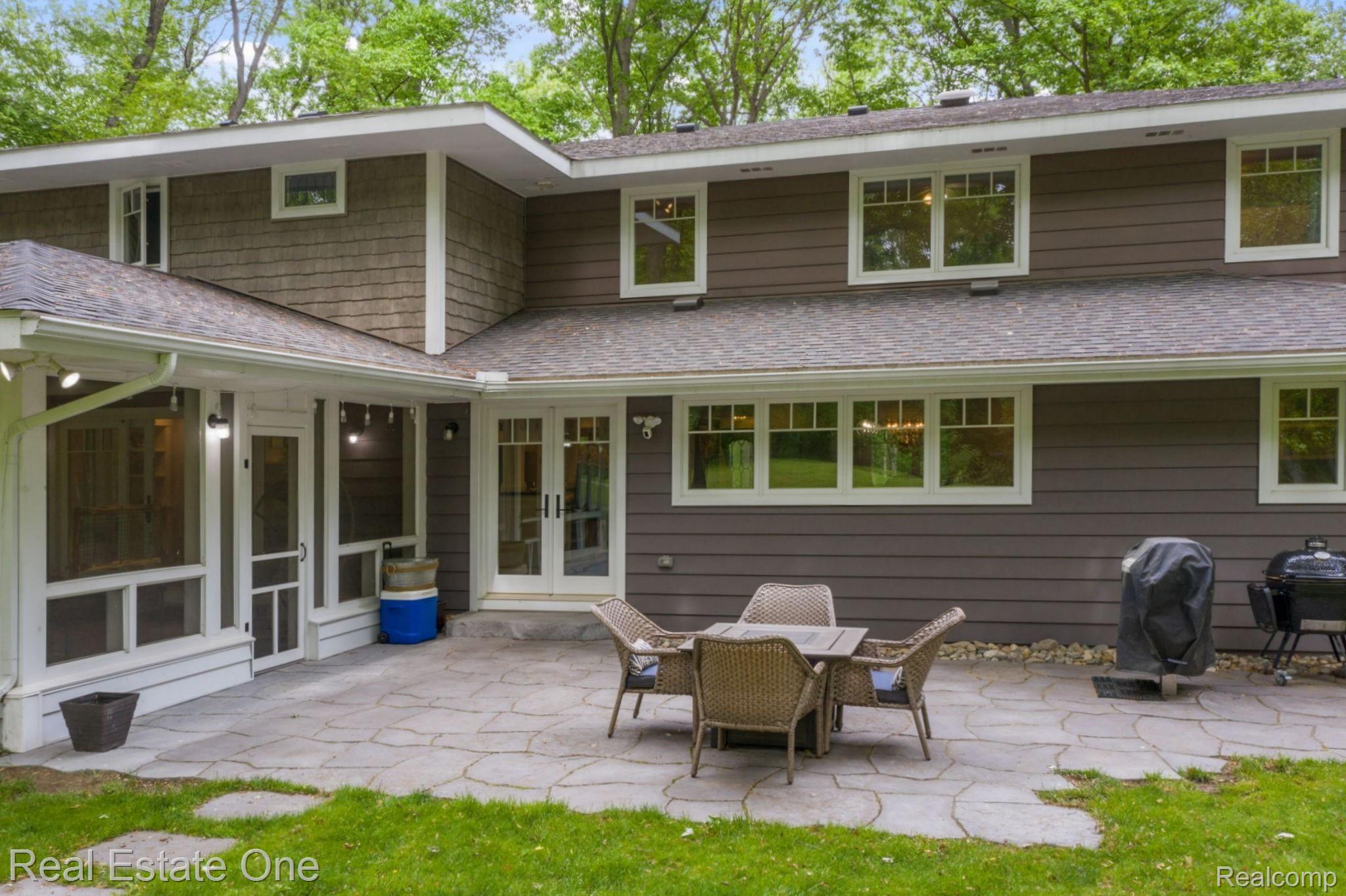 1090 Avon Circle West Rochester, MI 48309 - Photo 8 of 71 6.jpg