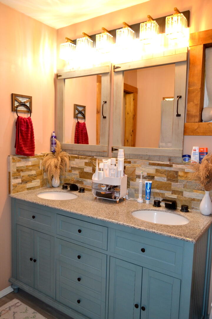 2821 South River Road Grants Pass, OR 97527 - Photo 29 of 51 Primary Bathroom